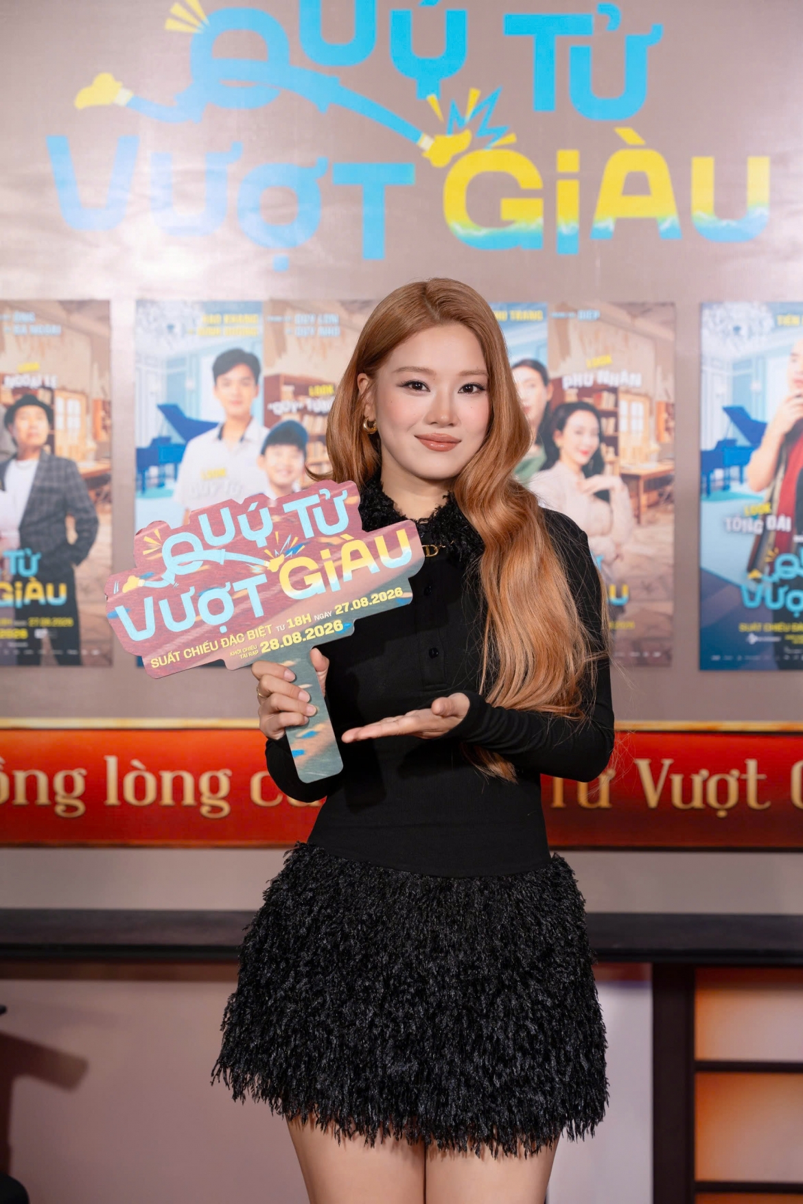 Hoàng Yến Chibi xuất hiện trên thảm đỏ Quý tử vượt giàu tối 24/8. Nữ ca sĩ, diễn viên cùng nhiều nghệ sĩ đến theo dõi suất chiếu đầu tiên của bộ phim.