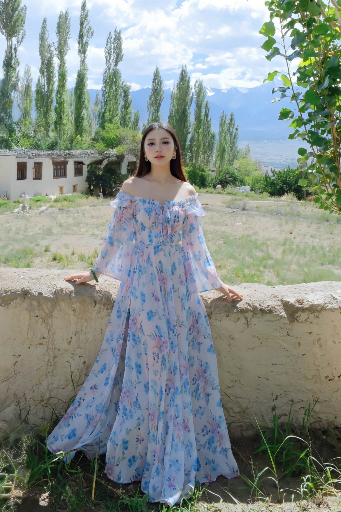 Quỳnh Kool chọn thiên nhiên làm background cho loạt ảnh mới. Nữ diễn viên viết: “Một chút hoa giữa đại ngàn, một chút bình yên giữa nhân gian”. Hình ảnh nhẹ nhàng, nữ tính của cô nhận được nhiều lời khen.
