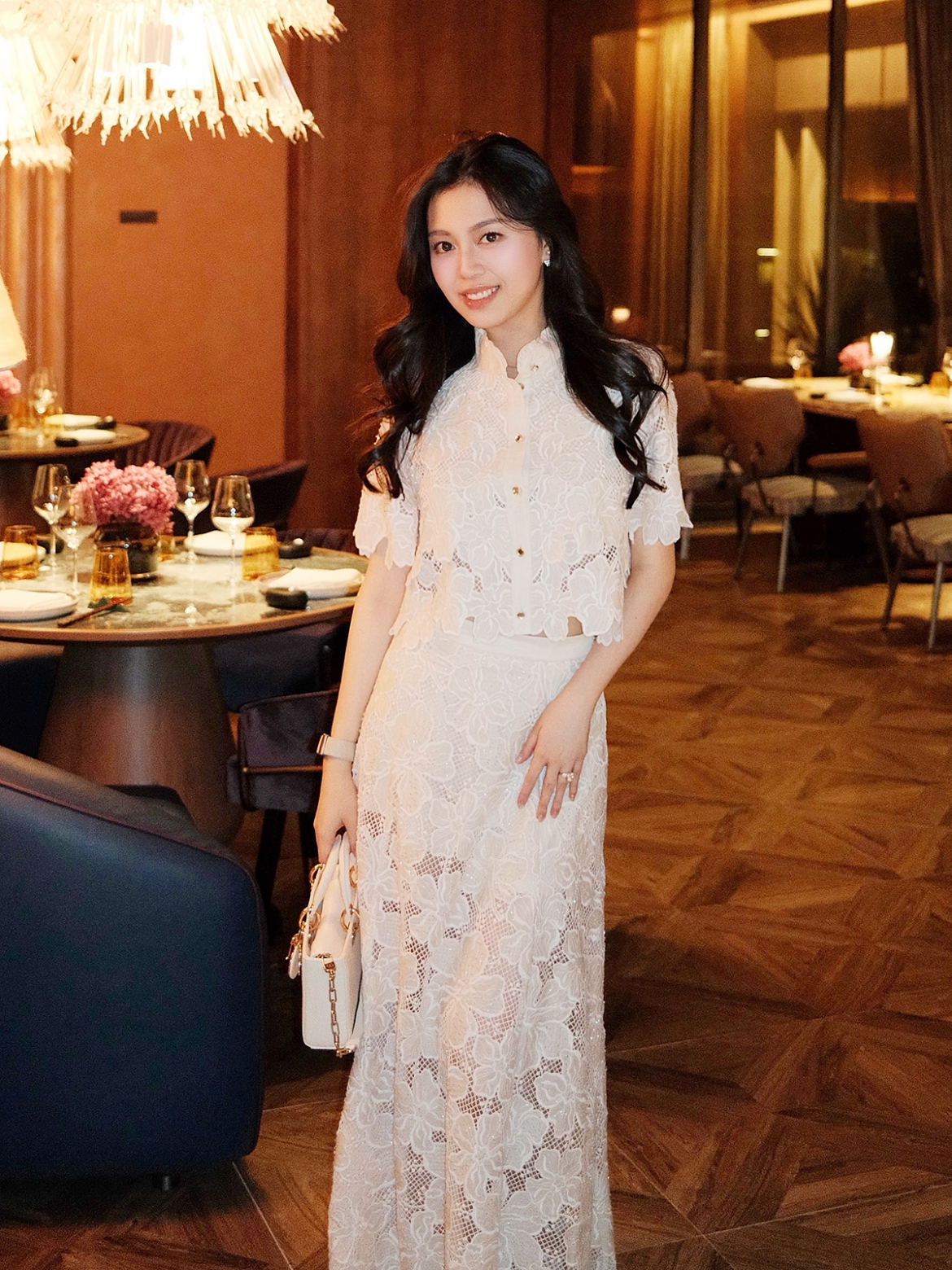 Rich kid Ruby Nguyễn - em gái Nguyễn Hoàng Việt - được khen xinh đẹp, duyên dáng trong trang phục ren trắng.