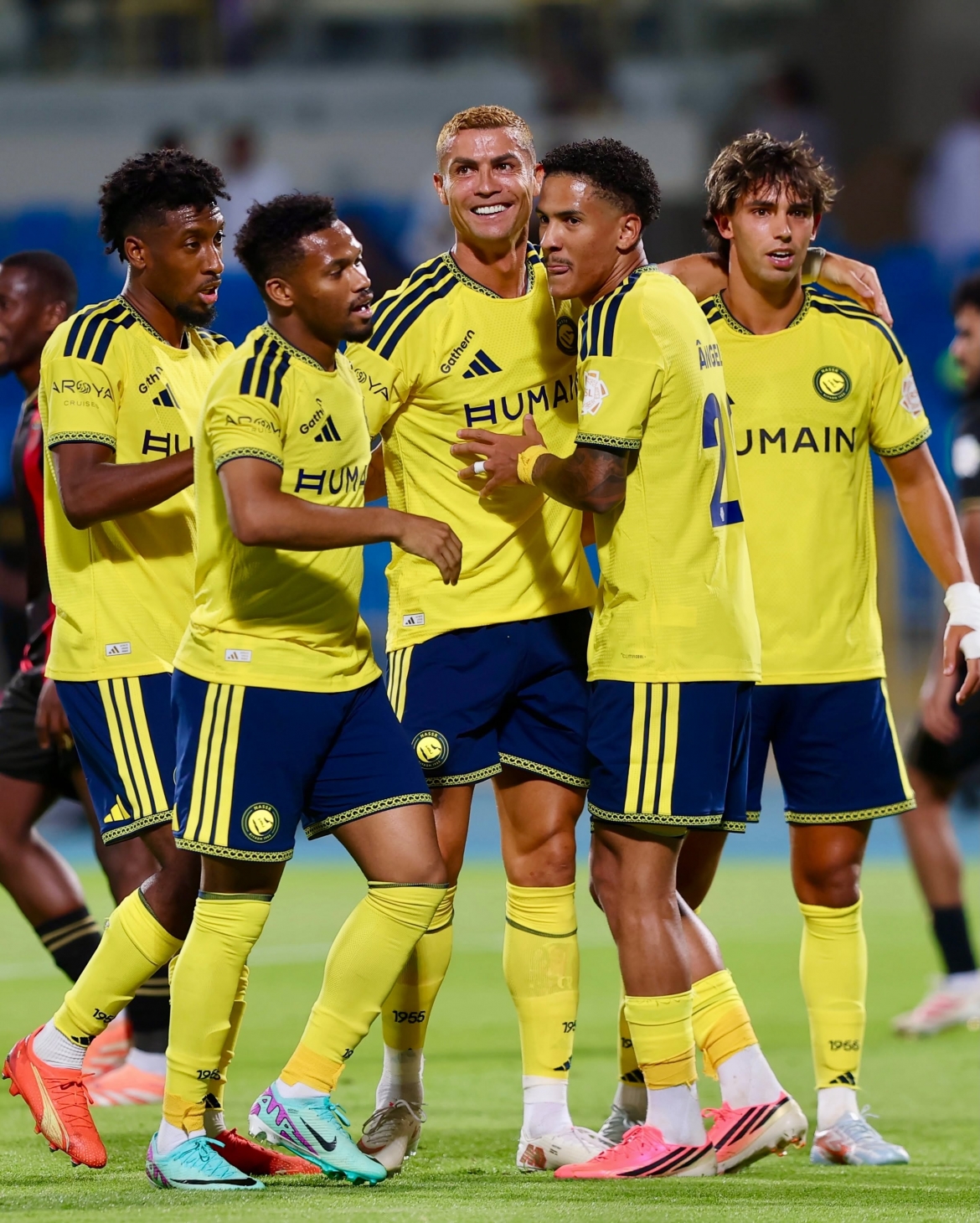 Cristiano Ronaldo ăn mừng cùng các đồng đội sau khi ghi bàn vào lưới Al Riyadh SC. (Ảnh: FBNV)