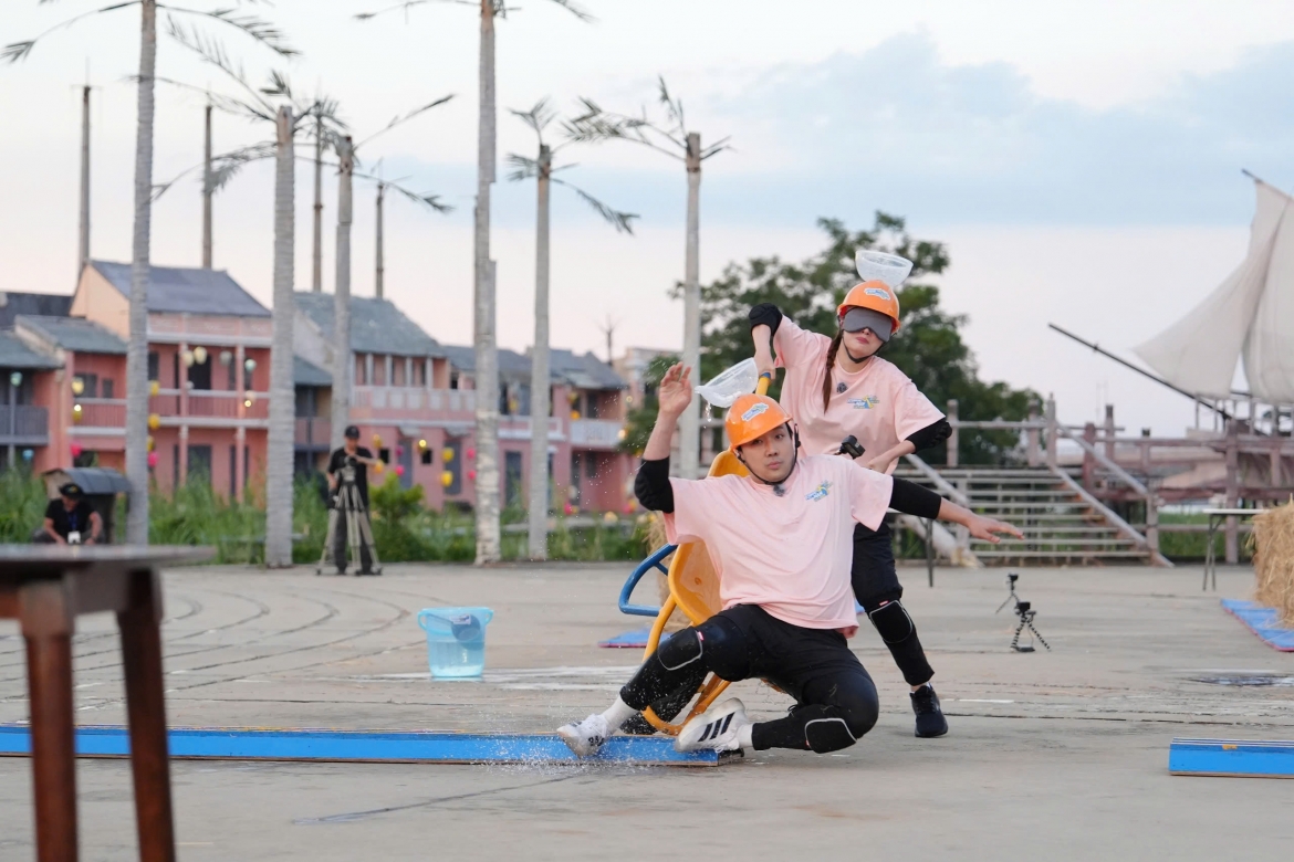 Trấn Thành ngã nhào khi Diễm My 9X không giữ được chiếc xe trong lúc thực hiện nhiệm vụ.