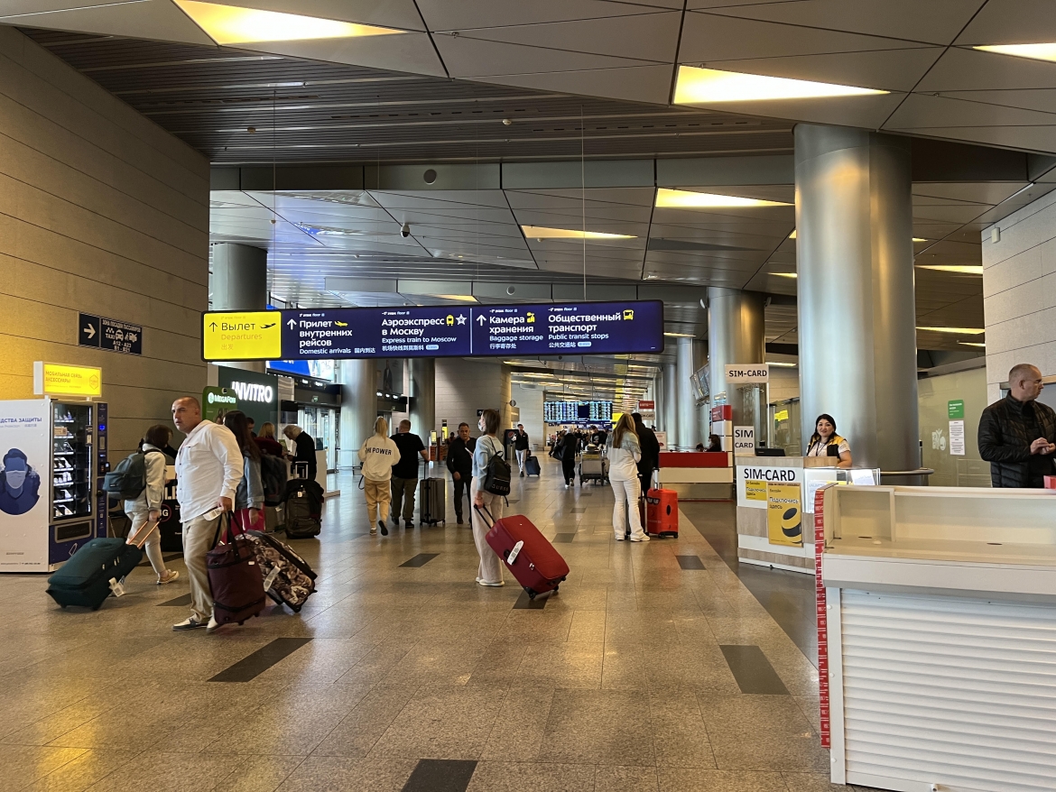 Hành khách tại sân bay Vnukovo, Moscow (Ảnh : Hương Trà/VOV-Moscow)