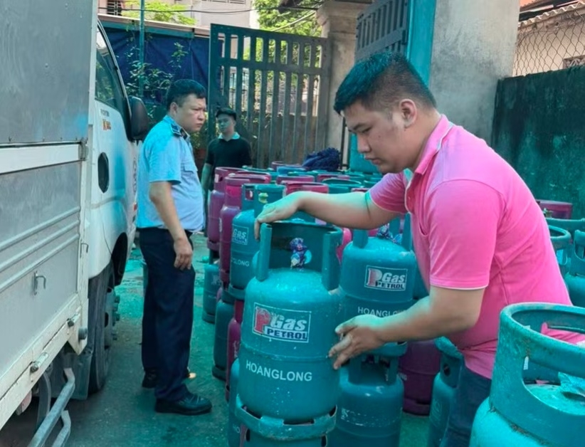 Lực lượng chức năng thu giữ các tang vật