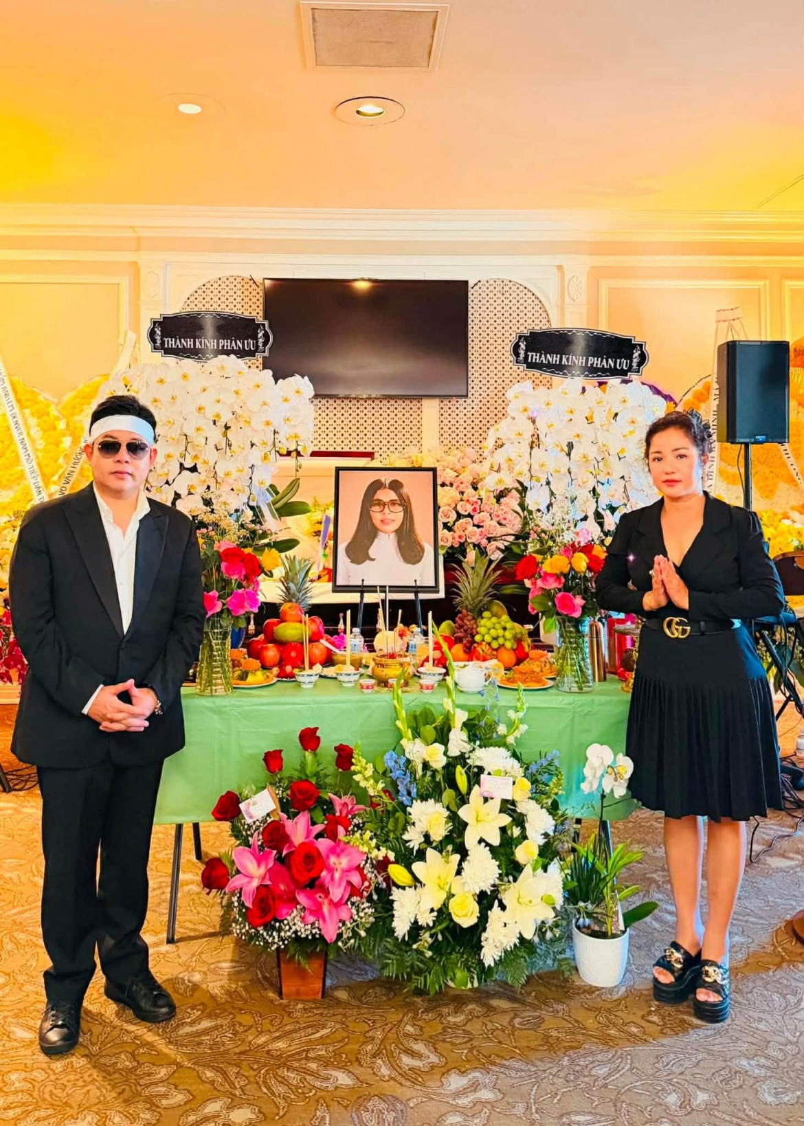 Tang lễ của mẹ Quang Lê được tổ chức tại Mỹ. Trên trang cá nhân, Quang Lê còn gửi lời cảm ơn đến những người đã dành tình cảm cho gia đình trong thời gian tang gia. Nam ca sĩ viết: "Chân thành cảm ơn cô chú, anh chị em và bạn bè đã gửi vòng hoa kính viếng mẹ của Quang Lê, xin ghi nhận và biết ơn".