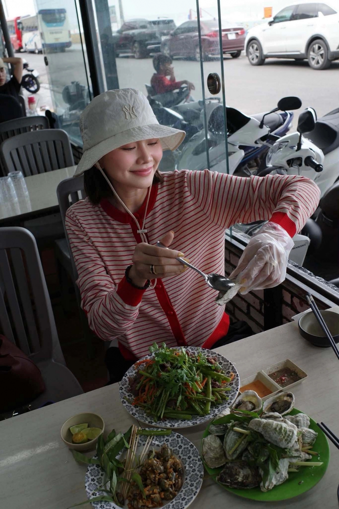 Thanh Hằng thưởng thức những món hải sản nổi tiếng ở làng chài Phước Hải trong chuyến vi vu Vũng Tàu trước kỳ nghỉ lễ.
