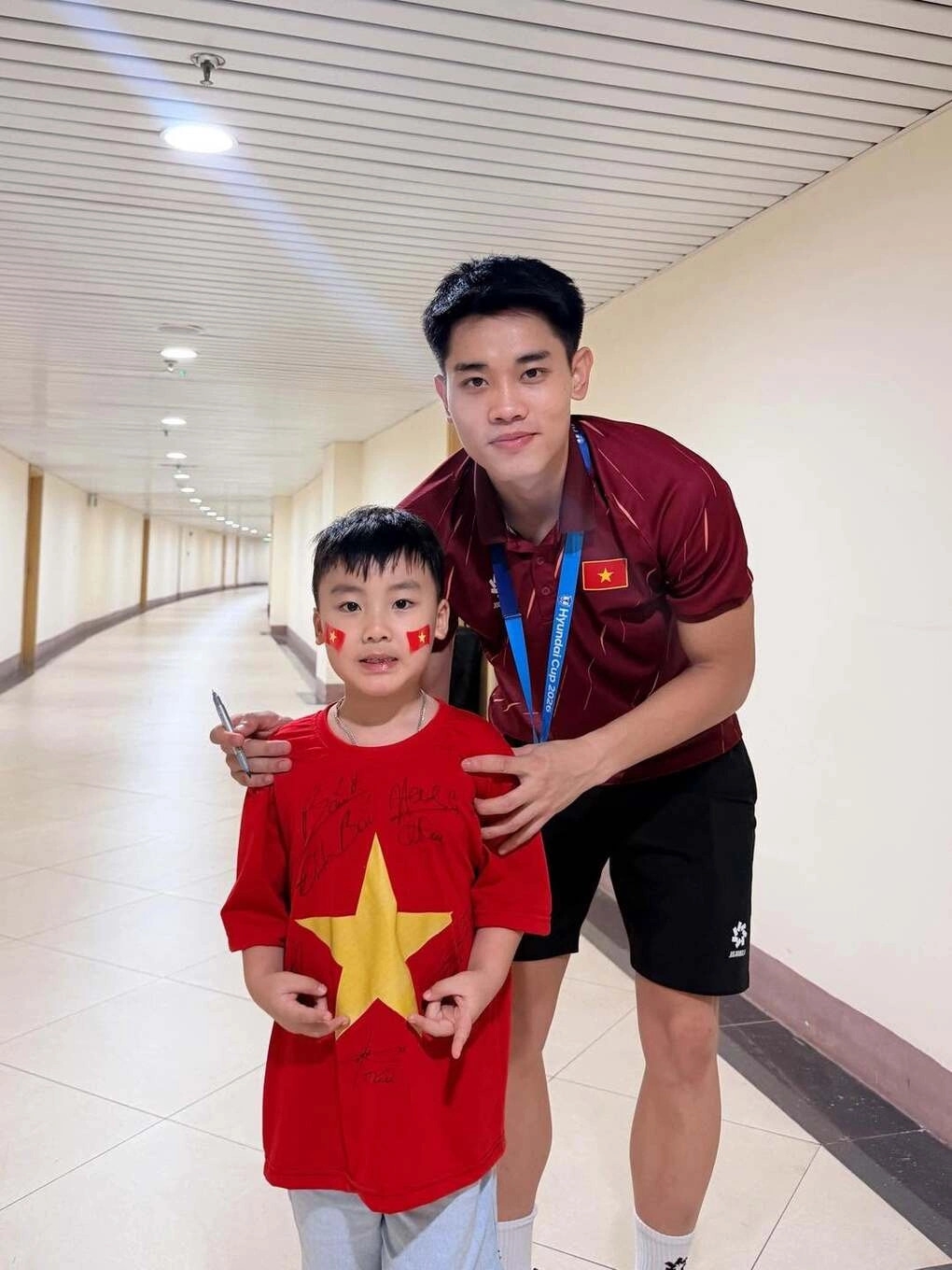 Sao Việt 28-8: Bé Bo, con trai Hòa Minzy, chờ ở sân vận động Mỹ Đình đến nửa đêm để gặp và xin chữ ký cầu thủ Đình Bắc, sau trận chung kết ASEAN Cup. Trước đó, Hòa Minzy tiết lộ con trai thần tượng Đình Bắc và đòi mẹ hứa cho gặp cầu thủ quê Nghệ An.
