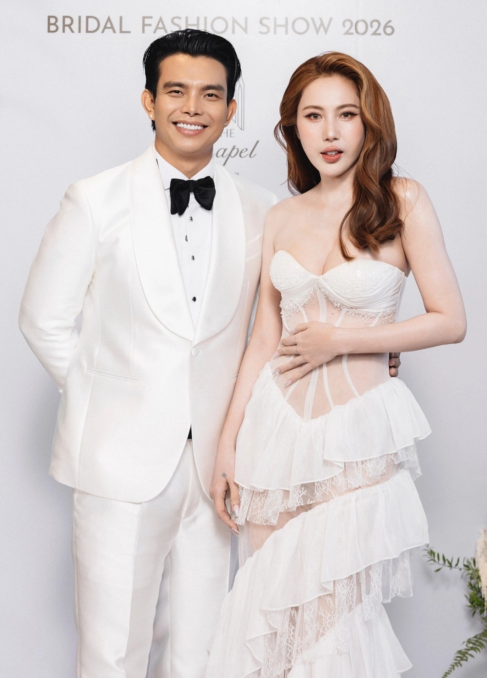 Sao Việt 14-8: Ca sĩ Thủy Tiên gây chú ý khi diện đầm xuyên thấu cúp ngực gợi cảm tại show thời trang cưới. Thời gian qua, Thủy Tiên ít hoạt động trên mạng xã hội, chỉ thỉnh thoảng dự sự kiện hoặc show thời trang của bạn bè thân thiết.