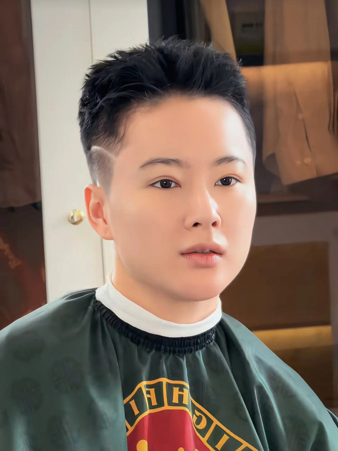 Sao Việt 12-8: Angela Phương Trinh mới đây gây chú ý khi hình ảnh hiện tại của cô được chia sẻ trên mạng xã hội. So với vẻ ngoài nữ tính, quyến rũ từng quen thuộc trong thời gian hoạt động showbiz, nữ diễn viên xuất hiện với diện mạo khác biệt rõ rệt.