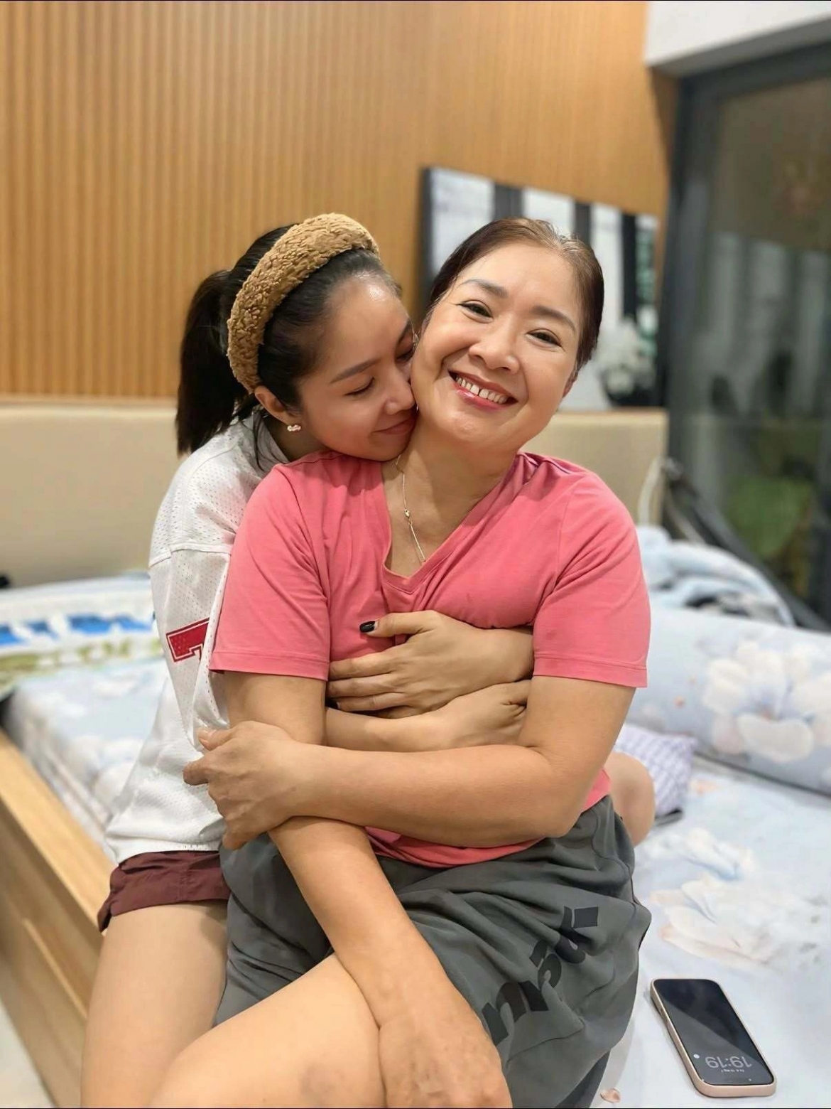 Lê Phương quấn quýt, bày tỏ tình yêu với mẹ dịp lễ Vu Lan. Diễn viên khen mẹ trẻ trung, biết ơn vì cô được thừa hưởng nhiều nét đẹp từ mẹ.