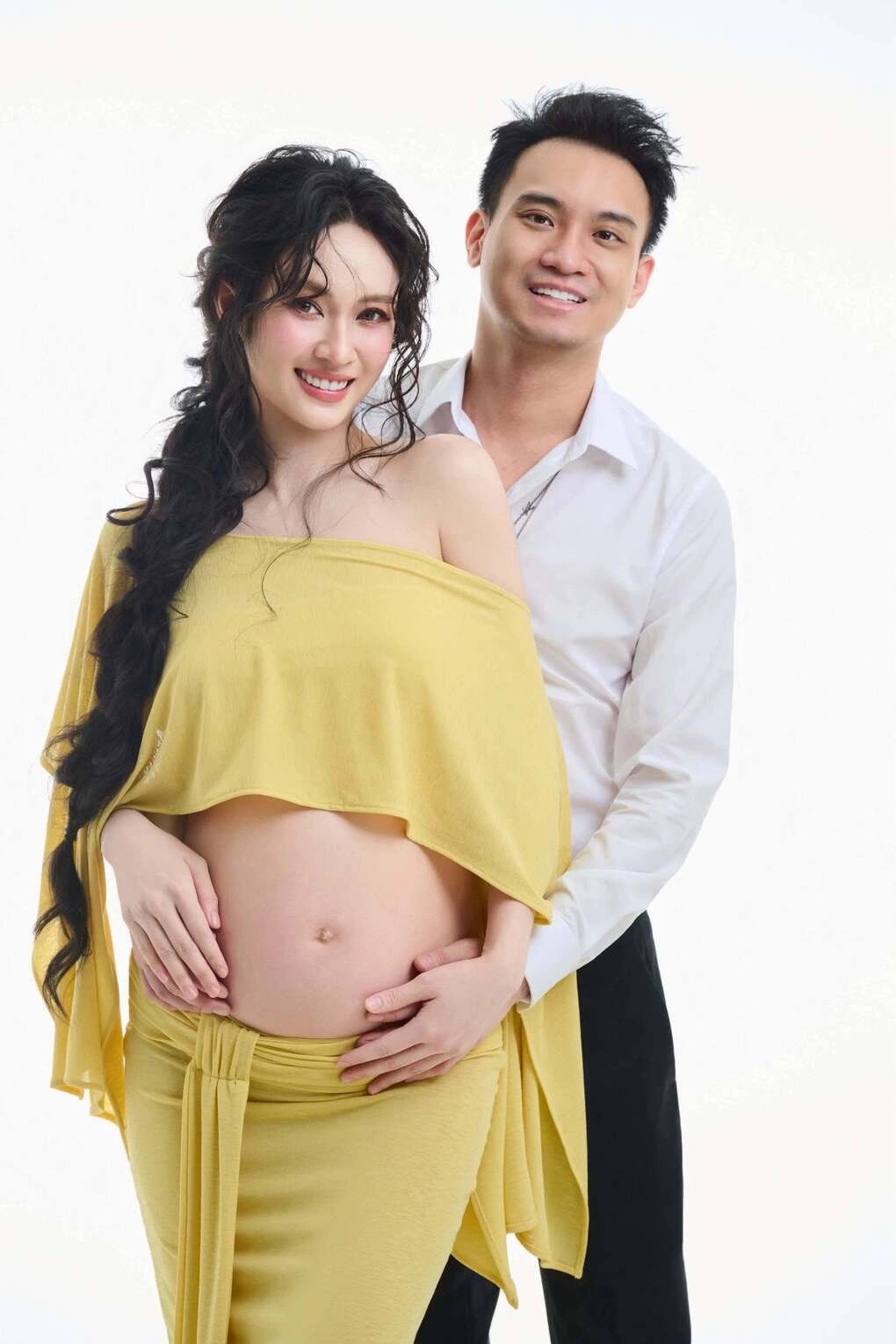 Thiếu gia Đức Phạm - chồng cũ Diệp Lâm Anh - và á hậu Vũ Thúy Quỳnh hẹn hò khoảng một năm, trước khi công khai chuẩn bị đón con chung.
