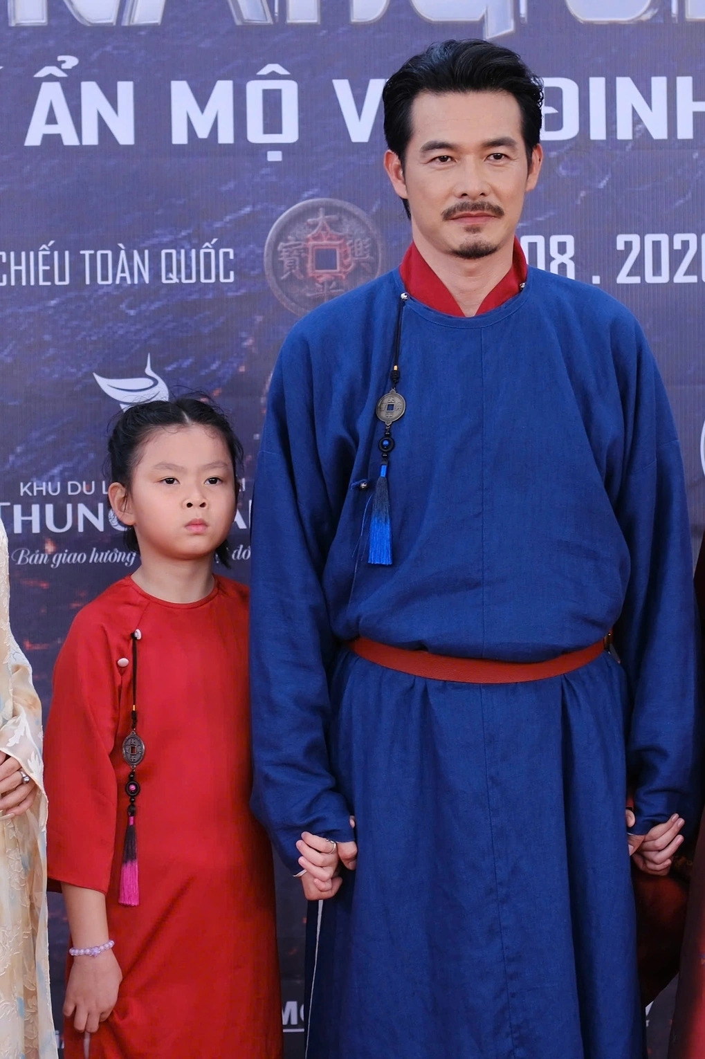 Diễn viên Quách Ngọc Ngoan đưa con gái Sumi lên thảm đỏ buổi ra mắt phim 'Hộ linh tráng sĩ: Bí ẩn mộ Vua Đinh'. Lần đầu được đi thảm đỏ cùng bố, bé Sumi diện áo dài đỏ, tết tóc hai bên và tự tin sải bước dưới mưa. Cô bé nắm tay bố không rời khi xuất hiện cùng dàn diễn viên.