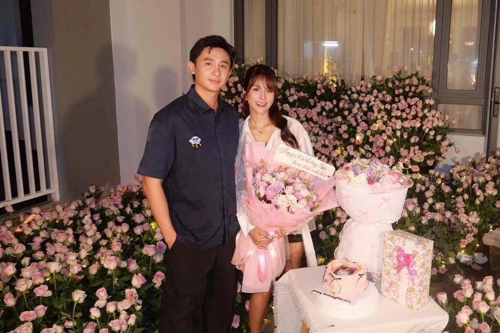 Diệp Lâm Anh chia sẻ loạt ảnh ghi lại những khoảnh khắc ngọt ngào, đáng nhớ bên bạn trai kém 11 tuổi, người mẫu Phạm Kiên, khi đón sinh nhật lần thứ 37, kèm chú thích: "Cách để yêu một người".