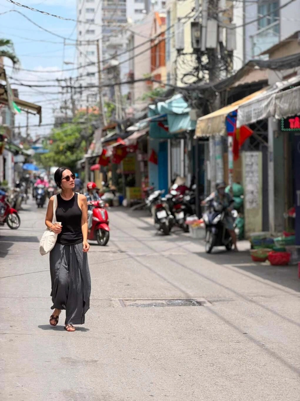 Diễn viên Kim Hiền xúc động, bâng khuâng khi trở lại ngôi nhà thời thơ ấu ở quận 7 cũ, nơi cô lớn lên cùng mẹ, nay đã đổi chủ sau khi bà qua đời.