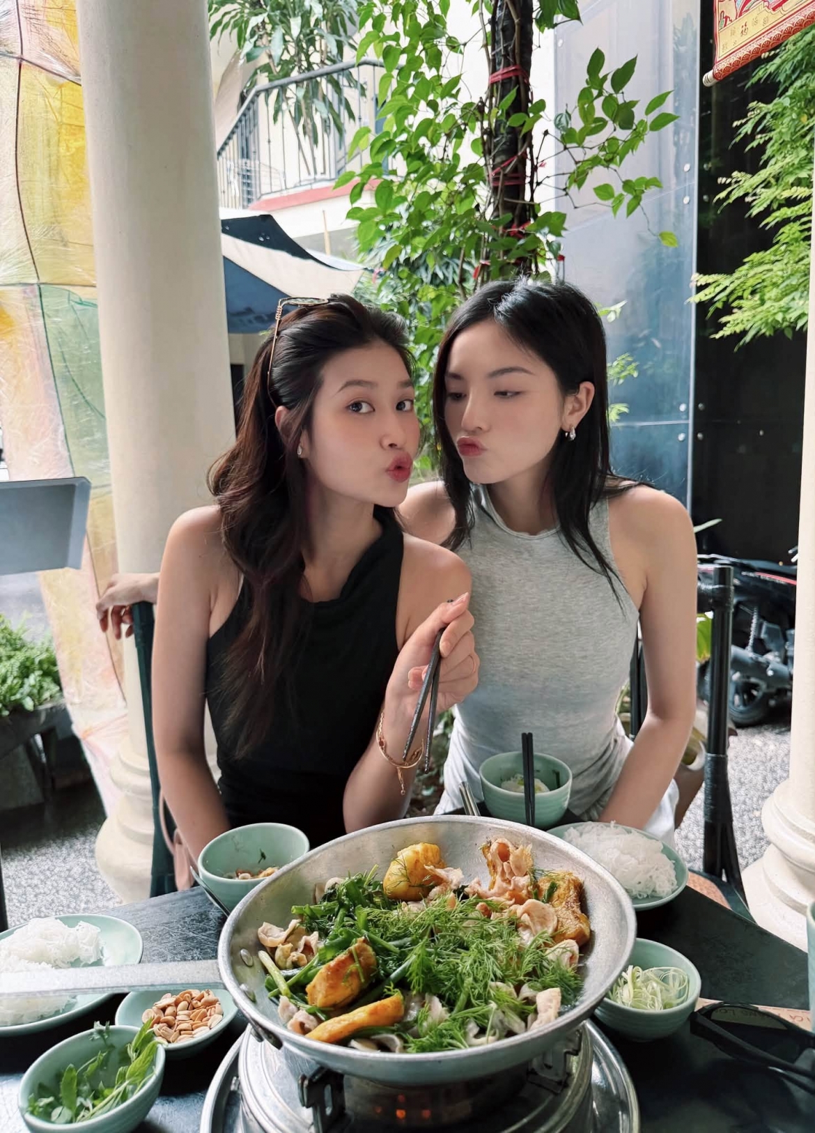 Hoa hậu Kỳ Duyên đăng tải loạt hình ảnh trong chuyến đi Hà Nội để thăm gia đình. Đáng chú ý, trong những khoảnh khắc được chia sẻ, người hâm mộ thấy sự xuất hiện của Hoa hậu Đoàn Thiên Ân bên cạnh nàng hậu sinh năm 1996.