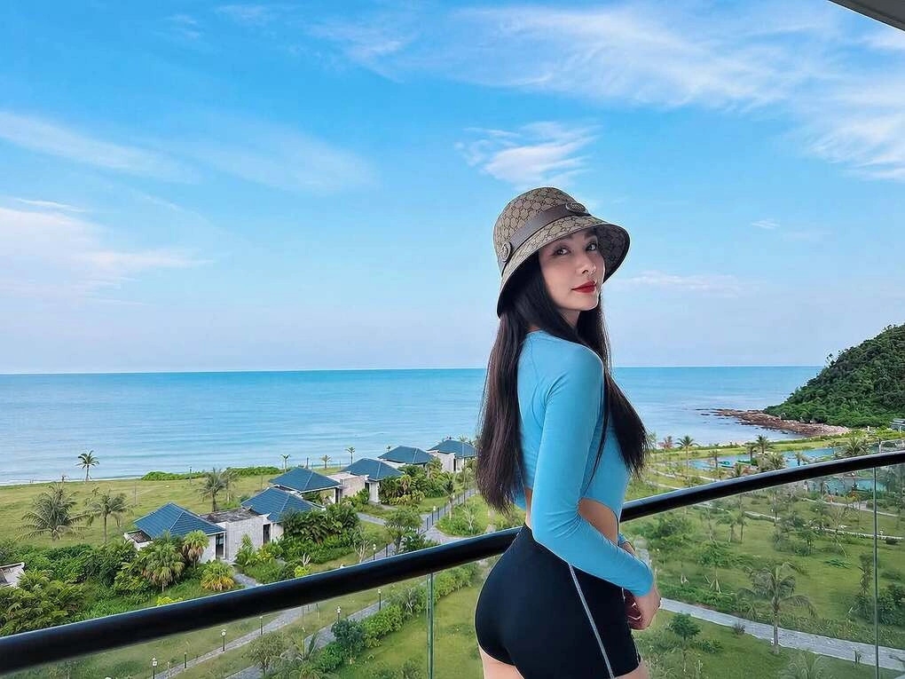 Bảo Thanh mặc kín đáo đi biển. Gần 6 năm kể từ khi mang bầu và sinh con gái, diễn viên vẫn chưa có kế hoạch tái xuất truyền hình.