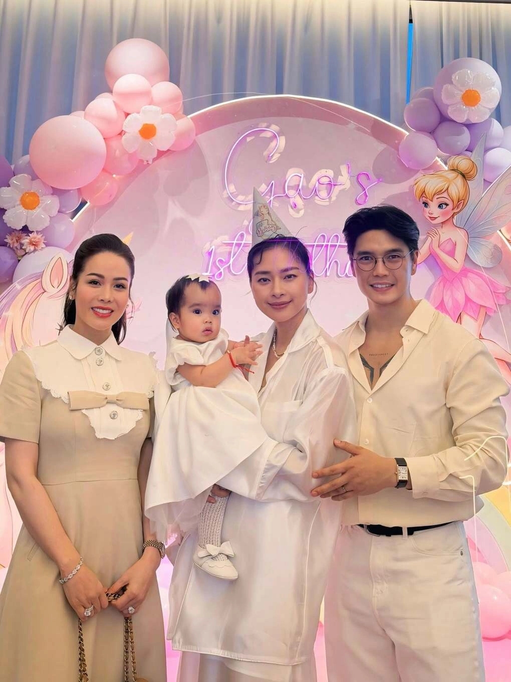 Vợ chồng Ngô Thanh Vân - Huy Trần tổ chức tiệc sinh nhật một tuổi cho bé Gạo, tại nhà hàng sang trọng ở trung tâm TP HCM. Cặp sao trang trí không gian tông hồng, mời gia đình và vài người bạn thân thiết tham dự, trong đó có Nhật Kim Anh, vợ chồng Chi Bảo - Lý Thùy Chang cùng hai con Gia Khang, Gia Linh...
