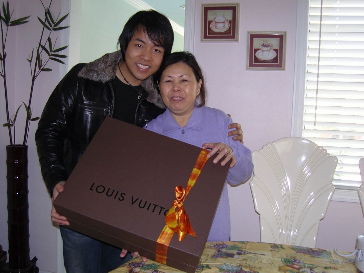 Ca sĩ Quang Lê vừa thông báo tin buồn mẹ qua đời trên trang cá nhân. Nam ca sĩ đăng tải bức ảnh đen trắng thời trẻ của mẹ kèm dòng chia sẻ ngắn gọn nhưng đầy xúc động: "Mẹ đã về với ba".