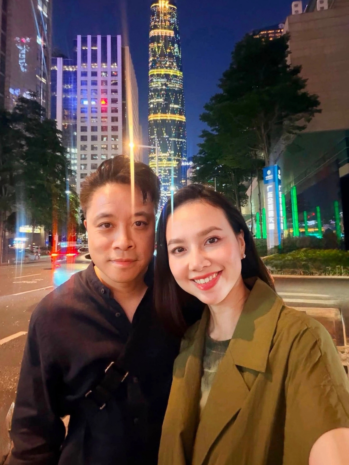 Vợ chồng Đinh Ngọc Diệp - Victor Vũ quấn quýt không rời trong chuyến đi Trung Quốc. Cặp đôi cùng ghi lại khoảnh khắc tình cảm giữa khung cảnh thành phố rực sáng về đêm.