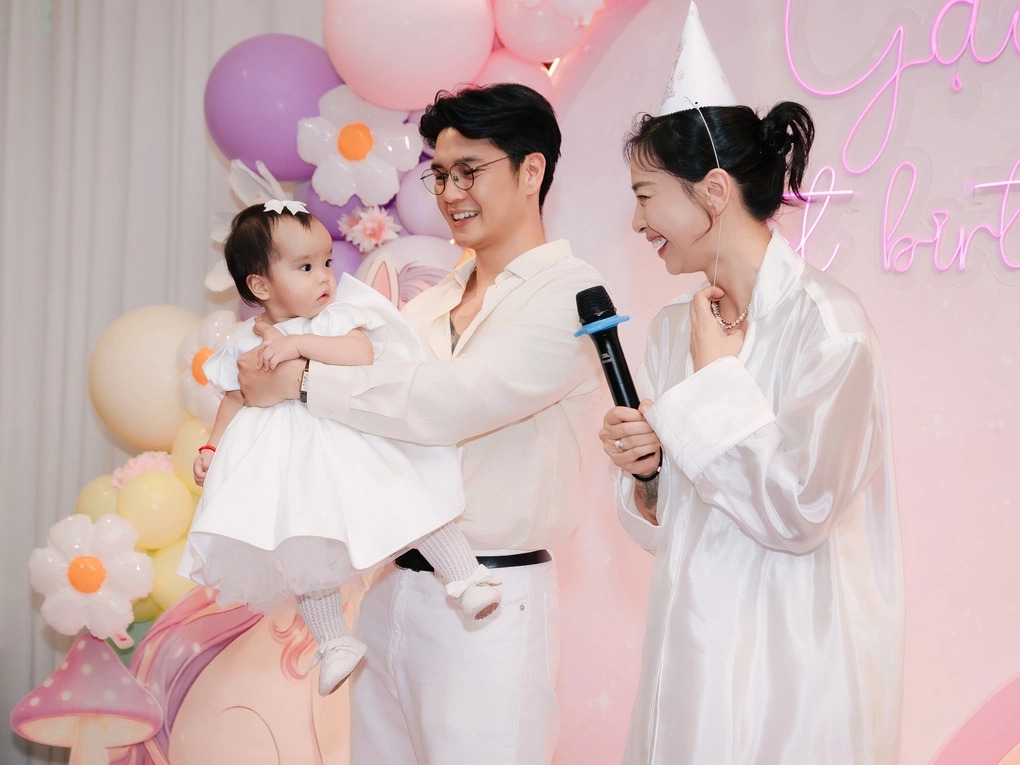Diễn viên Ngô Thanh Vân tán dương ông xã Huy Trần khi thấy anh 'cool ngầu' lúc đi làm và tháo vát ở nhà trong vai trò người cha.