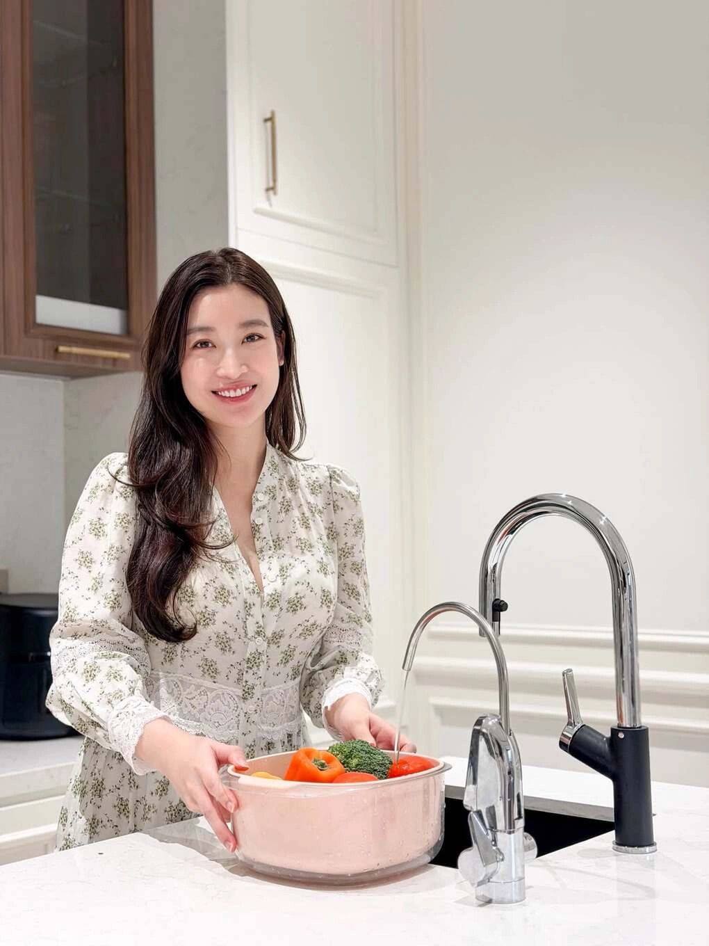 Vợ chồng hoa hậu Đỗ Mỹ Linh cùng hai con nhỏ chuyển về tổ ấm cao 6 tầng, sát vách nhà bố mẹ tại trung tâm thủ đô, sau gần 4 năm sống chung đại gia đình. Vợ chồng Đỗ Mỹ Linh đã dành hơn một năm thiết kế, xây dựng tổ ấm. Trong giai đoạn hoàn thiện nhà, hoa hậu Việt Nam 2016 cũng tự tay chọn mua từng món nội thất.