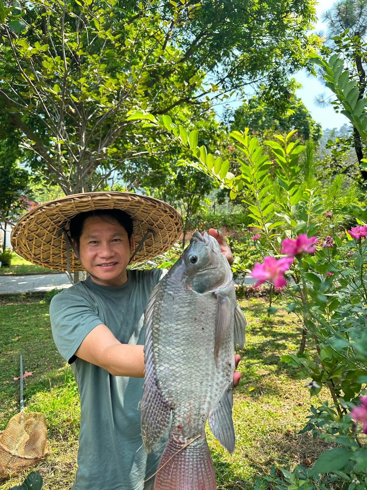 Ca sĩ Trọng Tấn hào hứng khoe cá to vừa câu được.