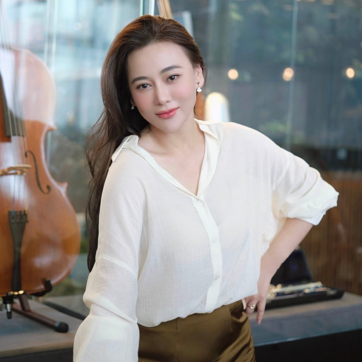 Mới đây, Phương Oanh đăng tải loạt ảnh đời thường với dòng trạng thái ngắn gọn: "Một buổi chiều cuối hạ". Nữ diễn viên lựa chọn phong cách đơn giản với áo sơ mi trắng, mái tóc dài được tạo kiểu nhẹ nhàng cùng layout trang điểm ngọt ngào.