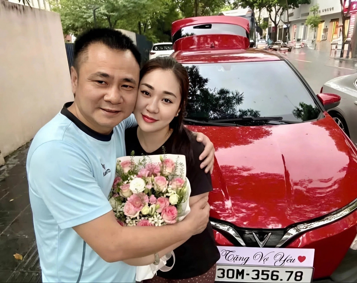 Sao Việt 8-8: NSND Tự Long khoe khoảnh khắc tình cảm bên bà xã cạnh chiếc xế hộp mới màu đỏ rực rỡ anh mua làm quà tặng vợ. Nam nghệ sĩ còn chuẩn bị bó hoa và tấm biển “Tặng vợ yêu”, khiến món quà thêm phần ngọt ngào.