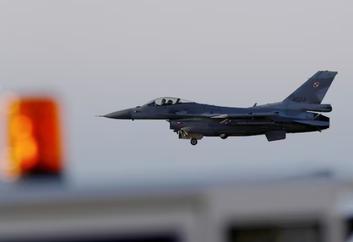 Ba Lan điều F-16 chặn máy bay trinh sát Nga trên Biển Baltic. (Ảnh: Reuters)