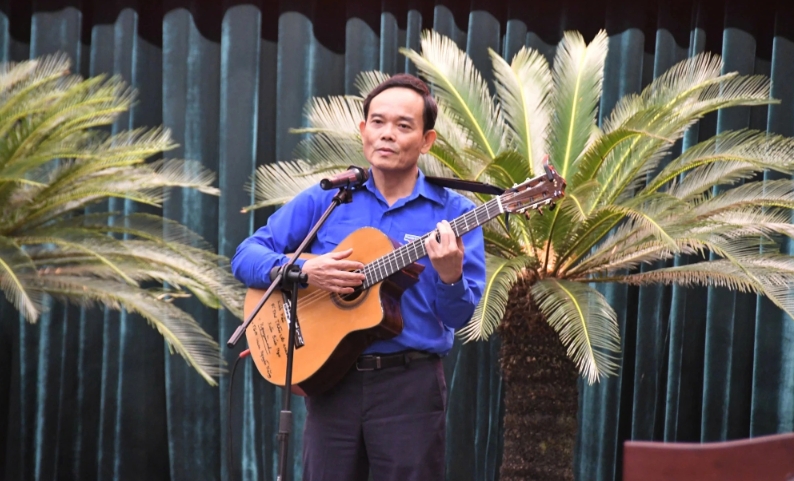 Bí thư Thành ủy Trần Lưu Quang ôm đàn hát tặng thanh niên trong buổi gặp gỡ cán bộ Đoàn - Hội - Đội tiêu biểu của TP.HCM ngày 2/4/2026 (Ảnh: Thanh niên)