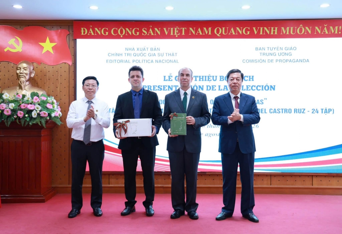 Ủy viên Trung ương Đảng, Phó Trưởng Ban Tuyên giáo Trung ương Trần Thanh Lâm và PGS.TS. Vũ Trọng Lâm  trao tặng bộ sách Tuyển tập các tác phẩm chọn lọc của Tổng Tư lệnh Fidel Castro Ruz cho Đại sứ đặc mệnh toàn quyền nước Cộng hòa Cuba tại Việt Nam Rogelio Polanco Fuentes và đồng chí Maiker Comendador Escalante, Tham tán, Phó Đại sứ Cuba tại Việt Nam.