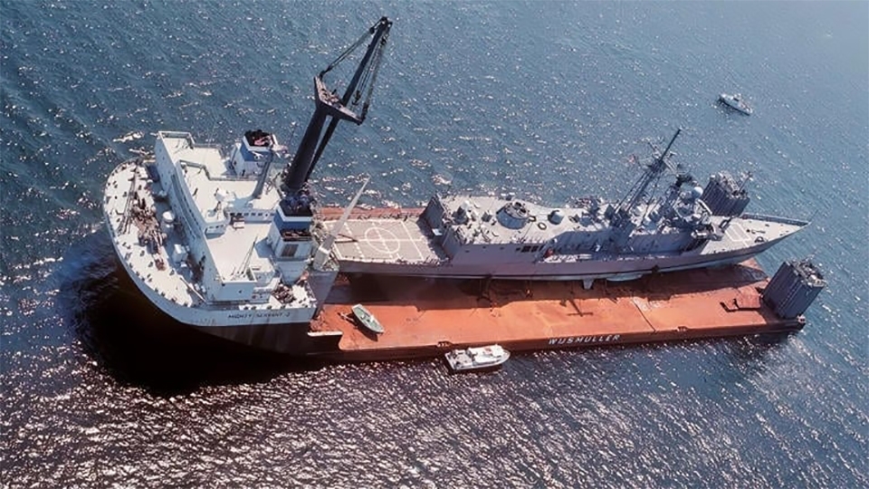 Tàu hộ vệ tên lửa USS Samuel B. Roberts trên đường đưa về Mỹ sửa chữa (Ảnh; Hải quân Mỹ)