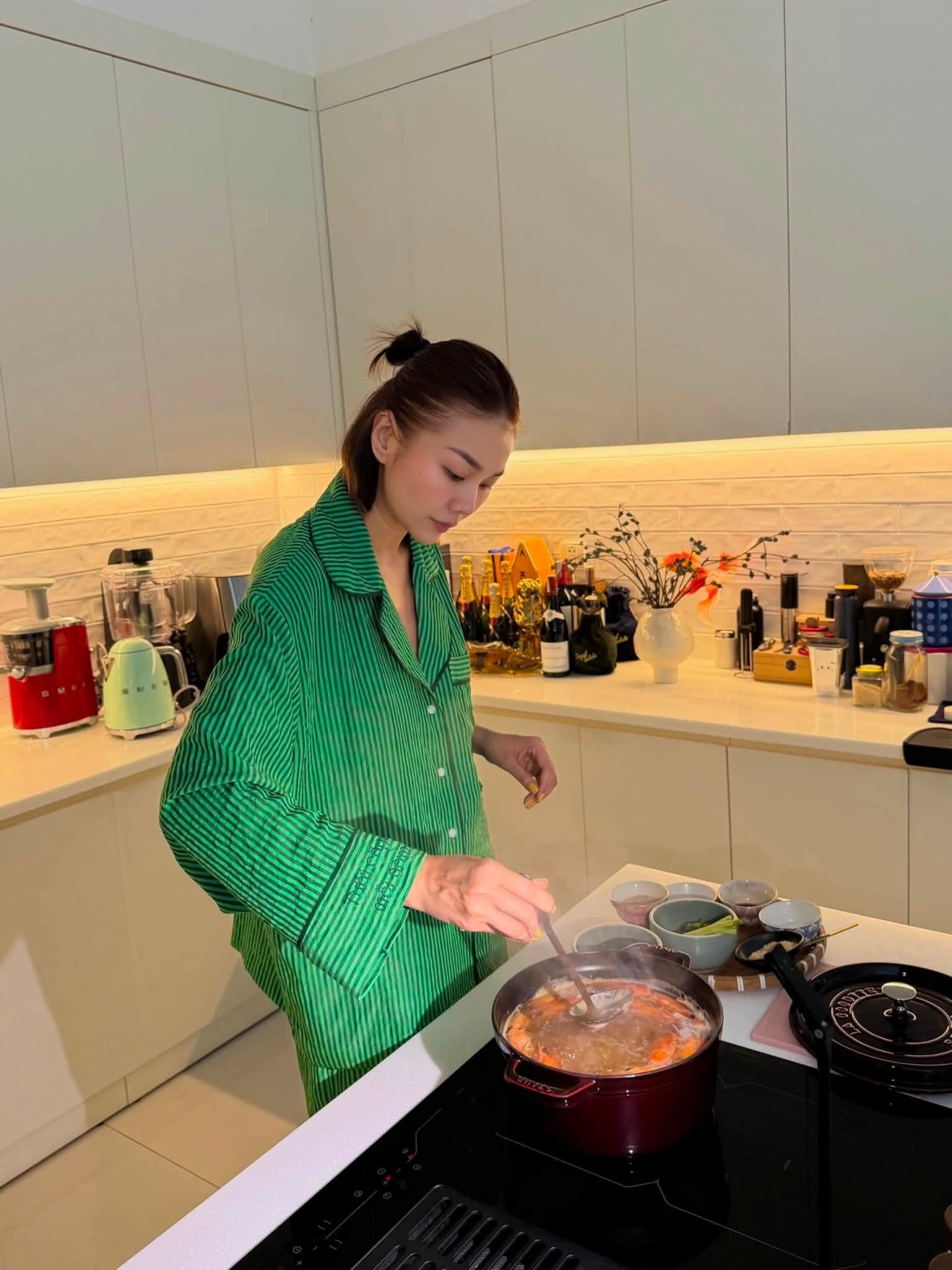 Thanh Hằng trổ tài vào bếp với món bún tôm và hài hước gọi người thưởng thức là “chuột bạch”. Nữ siêu mẫu còn tranh thủ tận hưởng một ngày “siêng bất chợt”.