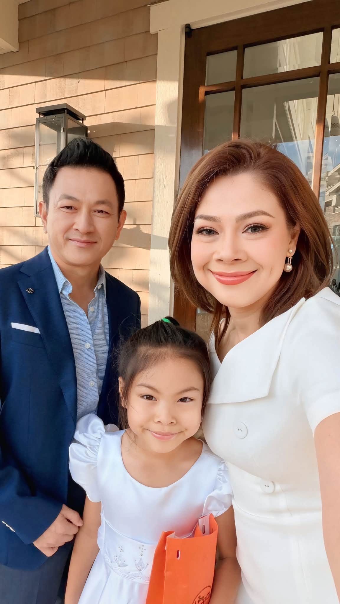 Thanh Thảo chia sẻ bức ảnh hạnh phúc bên gia đình cùng dòng tâm sự: "Người ta dành cả đời để đi tìm hạnh phúc. Đến cuối cùng mới nhận ra… hạnh phúc đã đứng cạnh mình trong bức ảnh này."