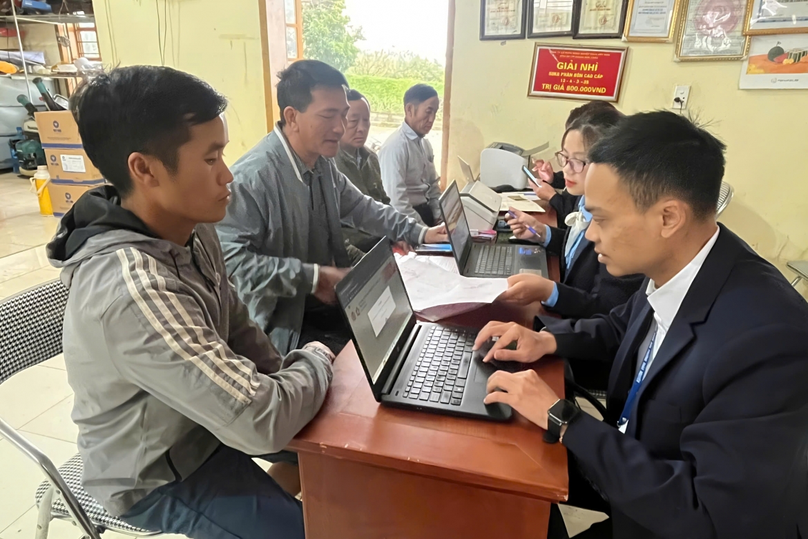 Người dân tổ dân phố Tà Lọong, phường Thảo Nguyên được công chức Trung tâm Phục vụ hành chính công phường sử dụng dịch vụ công trực tuyến. Ảnh: Huy Thành