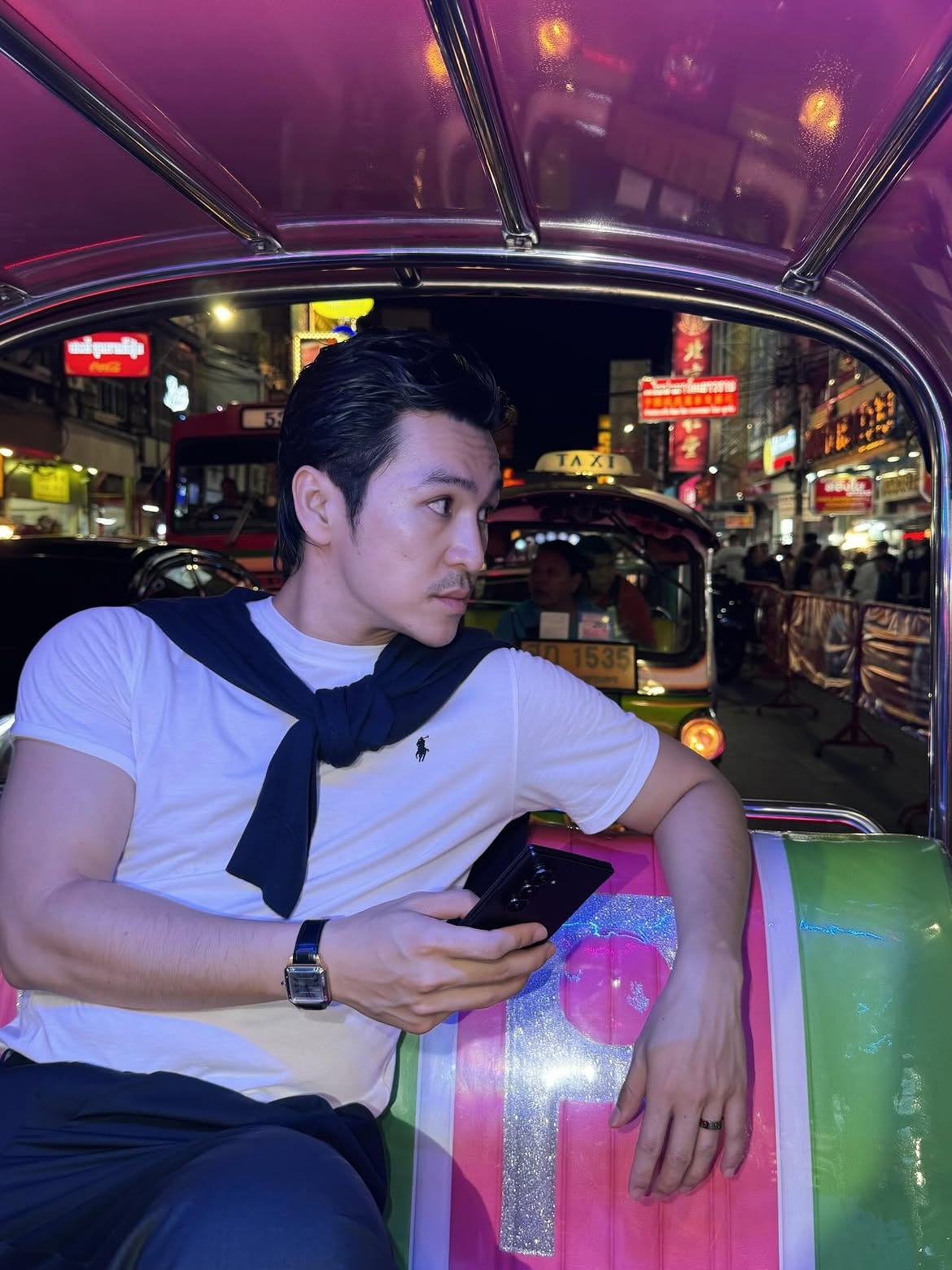 Thiên Minh cũng chia sẻ loạt ảnh ghi lại những góc phố và khoảnh khắc ấn tượng trong chuyến đi Bangkok, thu hút sự quan tâm của người yêu nhiếp ảnh.