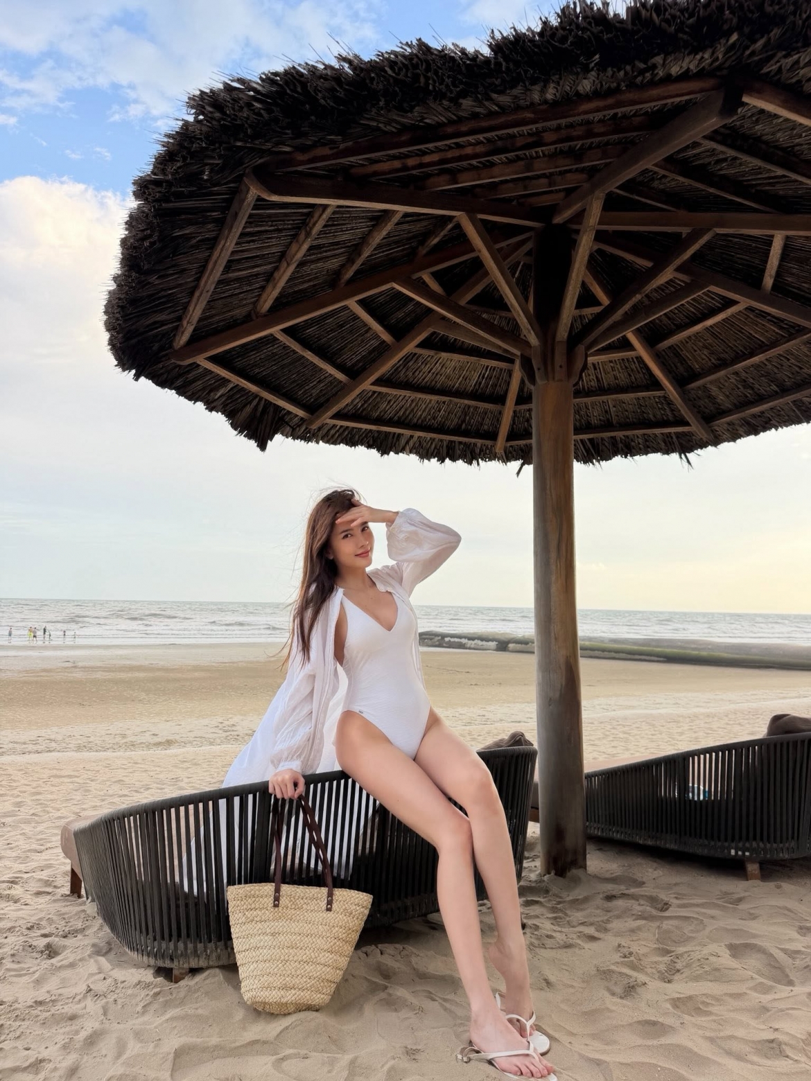 Thiều Bảo Trâm tận hưởng những ngày hè bên biển. Nữ ca sĩ khoe vóc dáng và nhan sắc nổi bật trong loạt ảnh mới, kèm dòng trạng thái ngắn gọn: “Chế độ mùa hè: BẬT”.