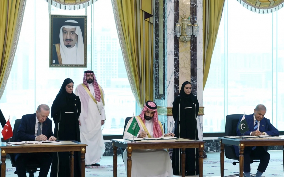 Lễ ký kết giữa Tổng thống Thổ Nhĩ Kỳ Erdogan, Thái tử Saudi Arabia bin Salman và Thủ tướng Pakistan Sharif. Ảnh: Reuters.