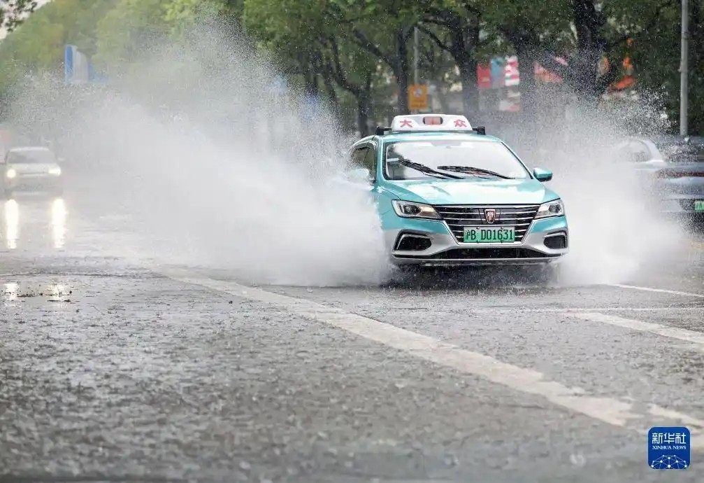 Một chiếc taxi di chuyển trên đường phố Thượng Hải ngày 9/8 (Ảnh: Tân Hoa xã)