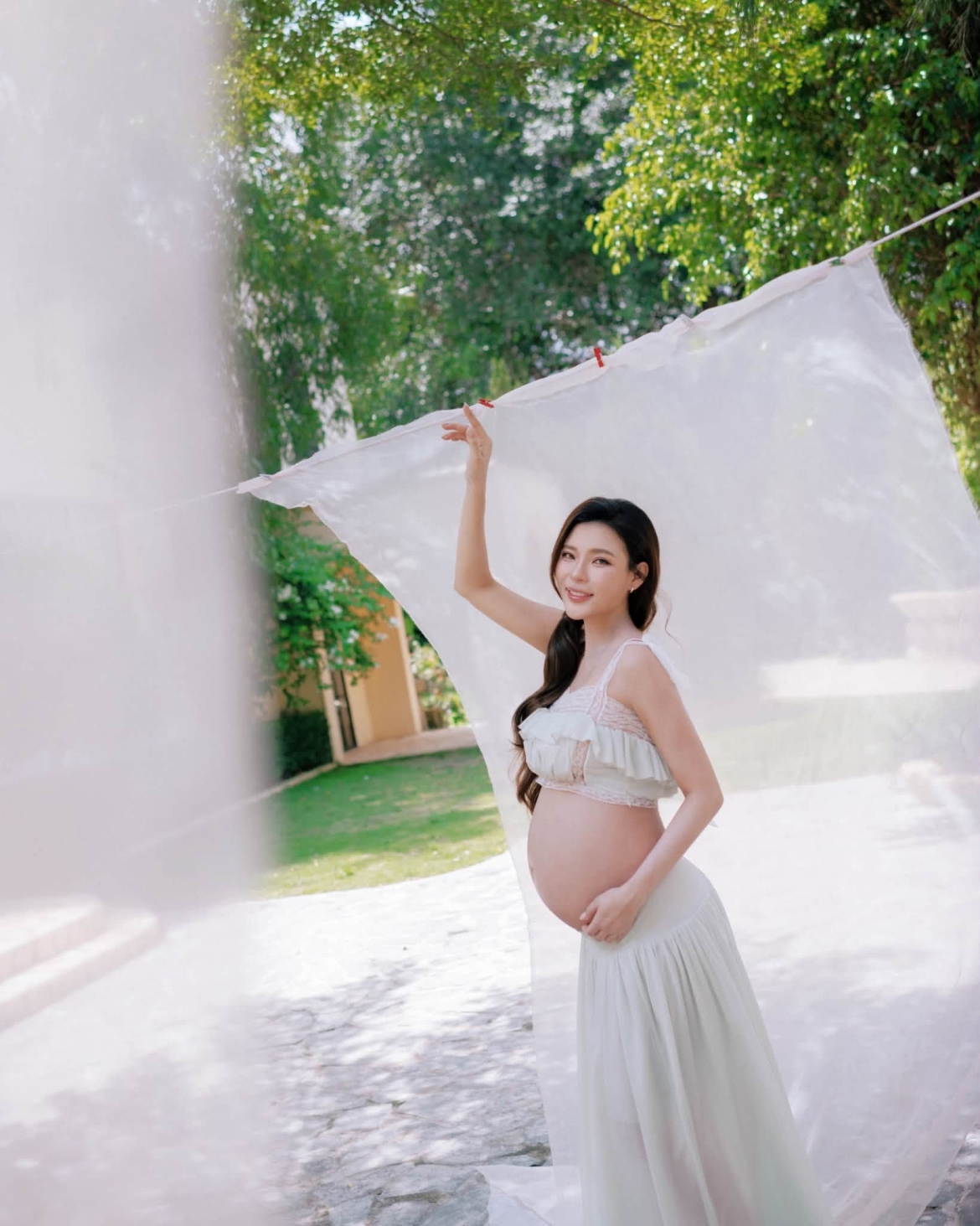 Thúy Diễm khoe bộ ảnh bầu đầy dịu dàng và hạnh phúc. Nữ diễn viên chia sẻ, khoảng thời gian mang thai là giai đoạn đẹp và thiêng liêng nhất của người phụ nữ, khi từng ngày được cảm nhận con lớn lên trong bụng mẹ.