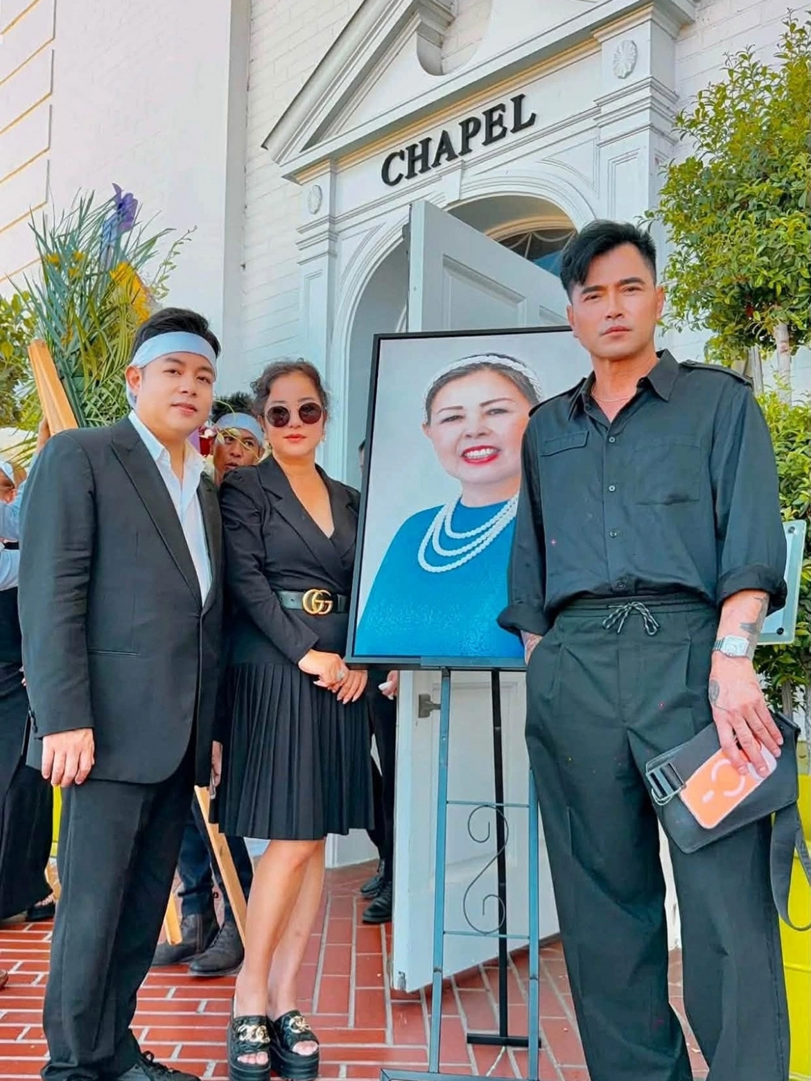 Thúy Nga cùng đồng nghiệp ở Mỹ tiễn đưa mẹ Quang Lê.