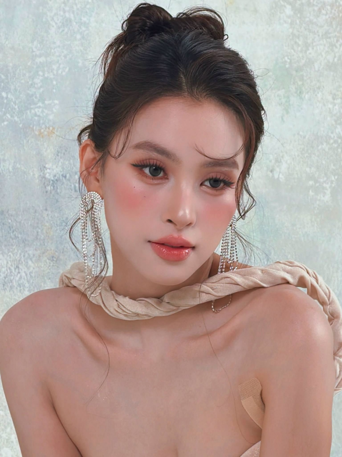 Tiểu Vy khoe khoảnh khắc chụp ảnh với biểu cảm đáng yêu cùng dòng chú thích ngắn gọn: “123 chụp”.