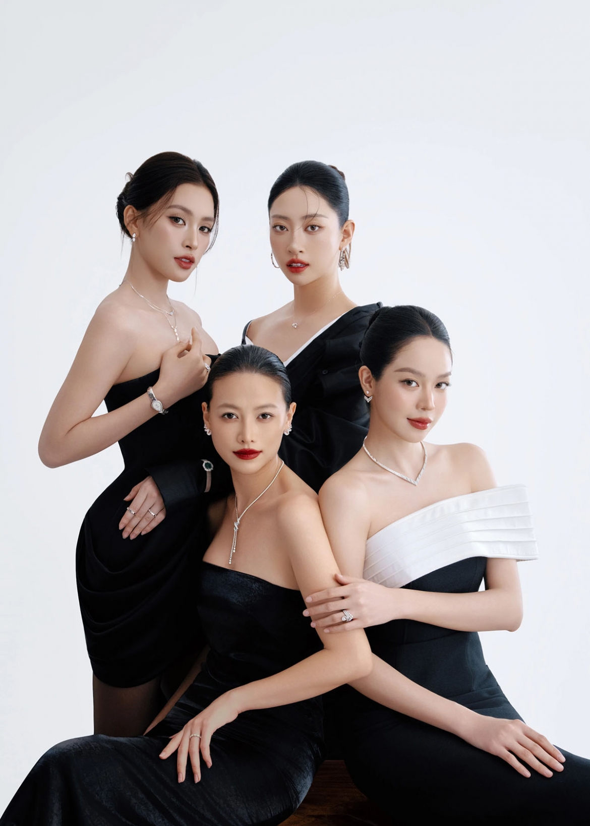 <a href="https://vov.vn/giai-tri/sao-viet-29-8-phuong-trinh-jolie-phat-hanh-mv-lan-toa-tinh-than-yeu-nuoc-post1328576.vov" target="_blank">Sao Việt 29-8</a>: Tiểu Vy quyến rũ tuổi 26, đọ sắc cùng 3 nàng hậu đình đám Lương Thùy Linh, Phương Khánh và Thanh Thủy.