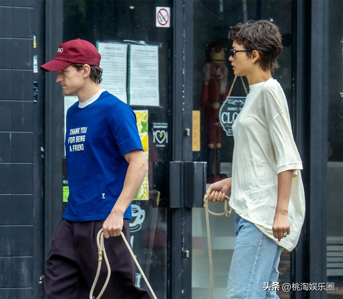 Tom Holland và Zendaya được gặp đang dắt chó đi dạo gần một quán cà phê ở London sau lễ cưới. (Ảnh: Sohu)