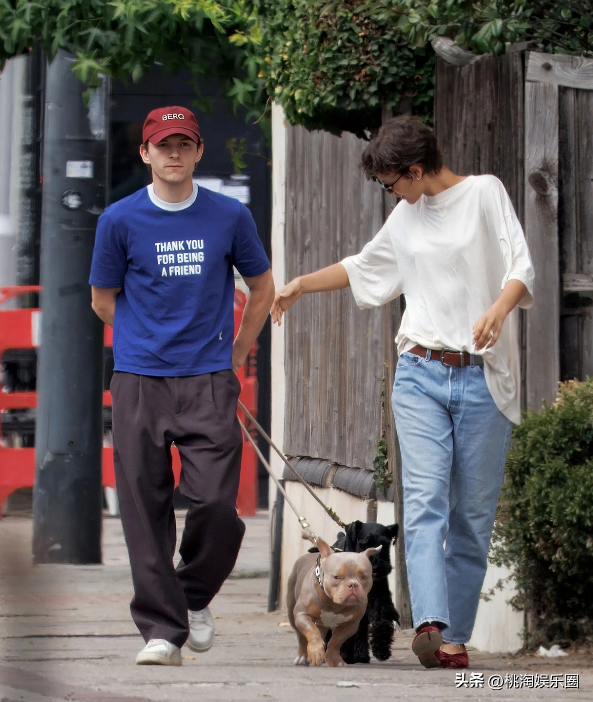 Tom Holland và Zendaya được gặp đang dắt chó đi dạo gần một quán cà phê ở London sau lễ cưới. (Ảnh: Sohu)