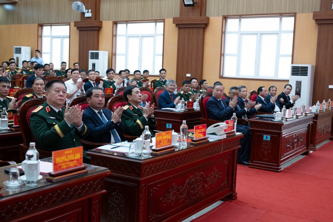 Các đại biểu dự buổi làm việc tại Sư đoàn Bộ binh cơ giới 308