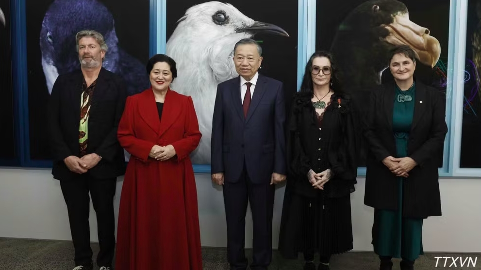 Tổng Bí thư, Chủ tịch nước Tô Lâm cùng Toàn quyền New Zealand Cindy Kiro và đại biểu tại Triển lãm ảnh StarkWhite của nhiếp ảnh gia Fiona Pardington. (Ảnh: TTXVN)