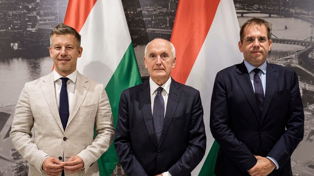 Thủ tướng Hungary Péter Magyar (trái) cùng tân Tổng thống András Baka (giữa). Ảnh: Văn phòng Thủ tướng Hungary