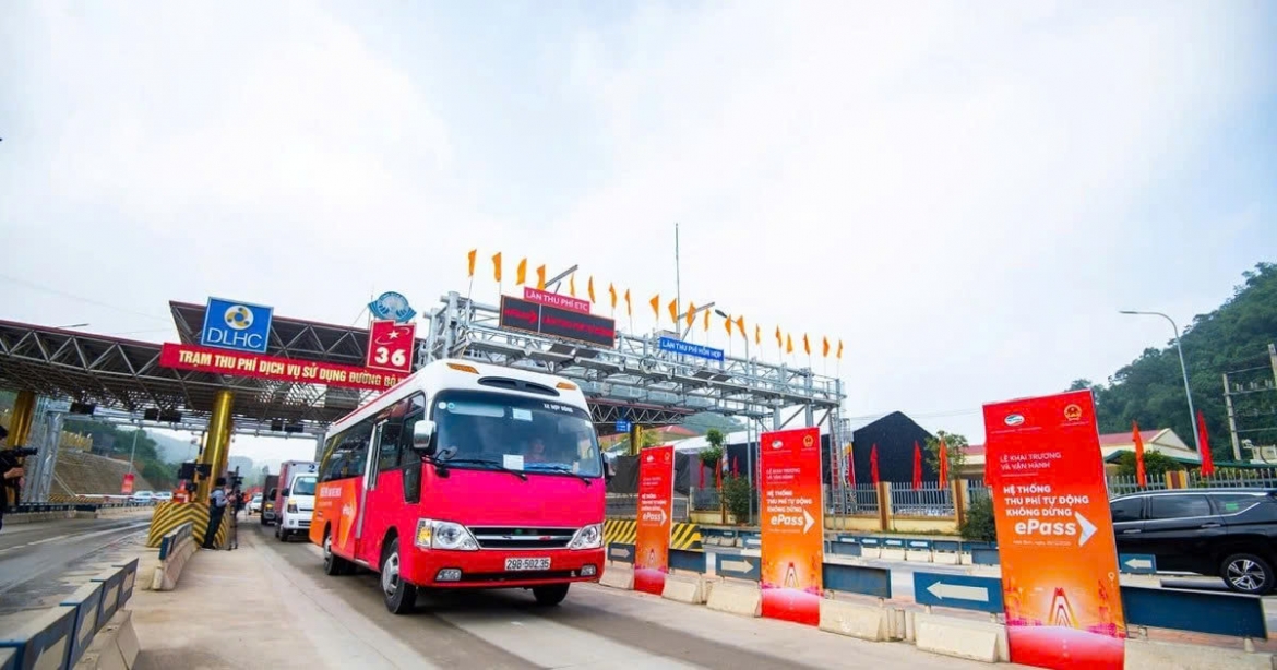 Cục Đường bộ Việt Nam đề nghị tạm dừng thu phí 6.600 đồng/tháng đối với ví điện tử liên kết tài khoản giao thông.
