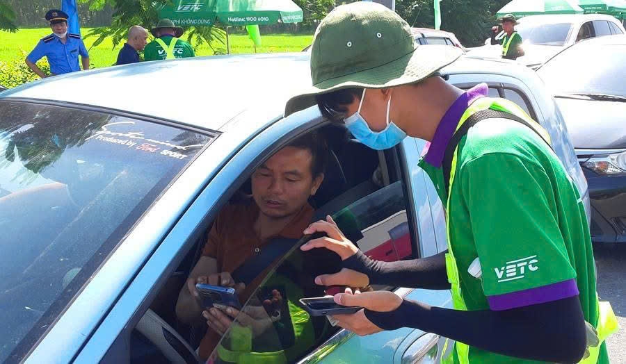 Cục Đường bộ đề nghị tạm dừng thu phí 6.600 đồng/tháng qua ví điện tử giao thôngVETC và ví Viettel Money.