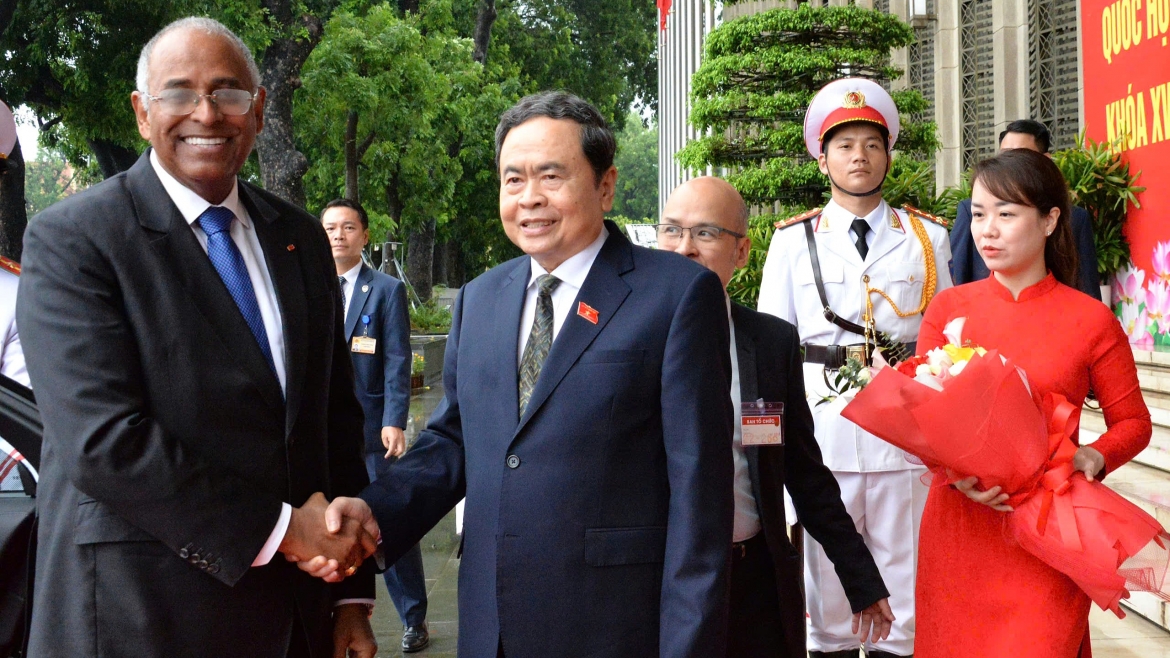 Nhận lời mời của Chủ tịch Quốc hội Trần Thanh Mẫn, Chủ tịch Quốc hội Cộng hòa Bờ Biển Ngà Patrick Achi thăm chính thức Việt Nam từ ngày 23-26/8/2026. Chiều nay ngày 23/8, tại Nhà Quốc hội, Chủ tịch Quốc hội Trần Thanh Mẫn đã chủ trì lễ đón chính thức. Sau lễ đón, hai Chủ tịch Quốc hội đã tiến hành hội đàm.